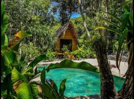 Cabinas de Lou Eco Lodge TAMARINDO, cabin sa Santa Rosa