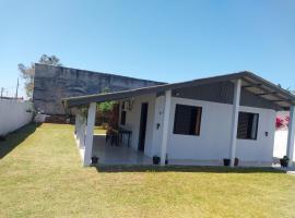 Casa disponível para diária, 300m do mar casa sozinha no terreno, hotel em Matinhos