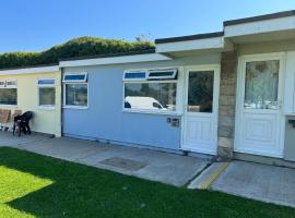 2 Bedroom Chalet SB84, Sandown Bay, Dog Friendly, hotelli kohteessa Brading