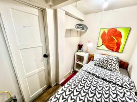 Tiny Private Room on the 1st Floor Shared Bathroom near Airport and Downtown Seattle, holiday rental in Seattle