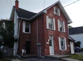 Cozy downtown two bedrooms free parking, appartamento a Kingston