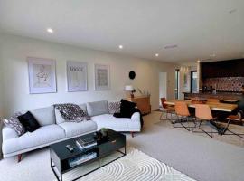 Luxury 3 Bedroom Home With Double Garage, mökki Christchurchissa