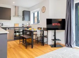Modern 2-bed Apartment Sleeps 5 Free Parking