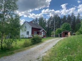 Cozy Zweeds huis met openhaard en grote tuin, παραθεριστική κατοικία σε Ramsele