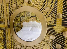 Lux 2 Bed Versace Bungalow Hot Tub, Sky TV, Cinema Screen Saffron Walden, parkimisega hotell sihtkohas Saffron Walden