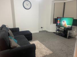 Kingsway Lounge - Accomodation for Nuneaton Contractors & Industrial estate - Free Parking & WIFI Sleeps up to 7 people – apartament w mieście Nuneaton