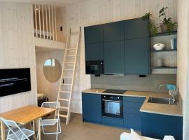 Mysigt attefallshus med n&auml;rhet till stad och hav