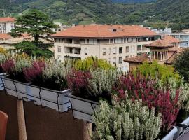View lovely 3bed-2bath condo full furnished.: Vittorio Veneto'da bir otel