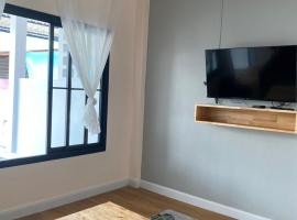 COZY HOME @BETONG, casa de campo em Betong