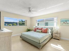 1 Block To The Beach! King Beds! Spacious!, pet-friendly hotel in West Palm Beach