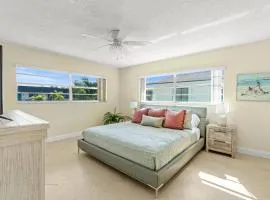 1 Block To The Beach! King Beds! Spacious!