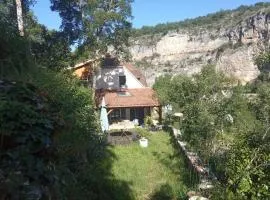 Maisonnette dans un écrin de pierre et de verdure