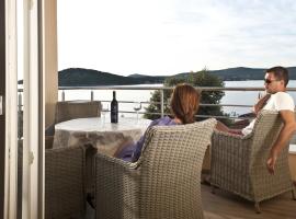 Apartments Villa Laguna with pool, Hotel in Ražanj