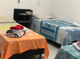 Kitnet para 5 pessoas com cozinha perto do aeroporto, ваканционна къща в Натал