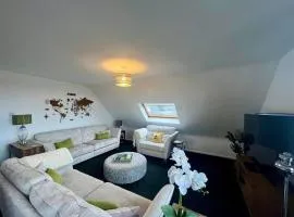 BS - Luxury top floor 4 bed apartment with garage in town centre - NO LIFT