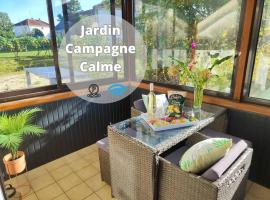 Campagne-Jolie maison avec jardin- proche Dole, гостиница в городе Chevigny