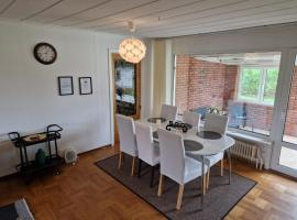 Villa med egen parkering. Möjlighet att boka från 1 och upp till 5 personer., holiday rental in Örebro