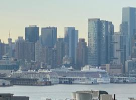 2 Rooms, Massage Seat, and free regulation parking street at weekends, THE BEST CHOICES!!, hotel en North Bergen