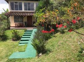 Casa Aserrí - Costa Rican House, scenic views & good rest, villa i Aserrí