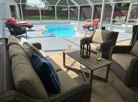 Backyard Oasis, vil·la a Port Saint Lucie