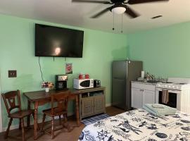 Boat House Studio - Water Front Pets WiFi Smart TV apts, apartment in Norfolk