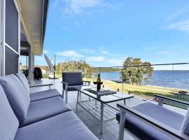 Royal Retreat Peaceful Lakefront, hotel v destinaci Lake Munmorah