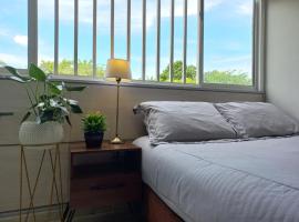 Moderna y confortable habitación, viešbutis su vietomis automobiliams mieste Floridablanka