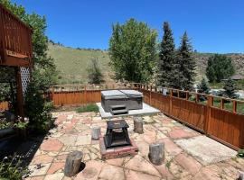 ATTACHED MOTHER-IN-LAW SUITE Soak in the hot tub, star gaze, enjoy the reservoir, hike, bike, kayak and more - Private floor, entrance, terrace and room and bathroom, not the full house, family hotel in Fort Collins