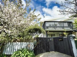 Entire ground floor with full-privacy and family-friendly popular to ferry catchers, perhehotelli Wellingtonissa