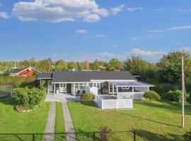 Holiday home Grenaa LI, hotel s parkiralištem u gradu 'Grenå'