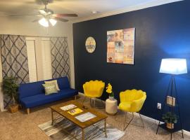 New Listing!! Relax by the Beach!! 2 Queen Beds, 1 Sofa Couch, Free WiFi 2 TVs, Free Parking, Pool, Hot Tub, Gym , Elevator Accessible to property, hotel en Galveston