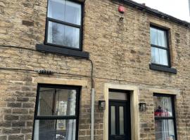 Entire boutique mill cottage, hotel with parking in Elland