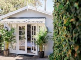 Studio 26: Central, Hampton’s Poolside Hideaway, cabaña o casa de campo en Coffs Harbour