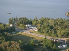 Edgewater Motel and Campground, motel in Temiskaming Shores