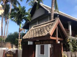 QUEEN'S HOUSE, hotel in zona Aeroporto Internazionale di Luang Prabang - LPQ, 