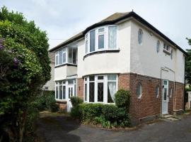 BOURNECOAST: FIRST FLOOR FLAT WITH GARDEN - FM8369, hotel in Iford