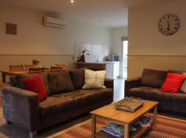 River Rock Cottage Centrally located and Dog friendly โรงแรมในJamieson