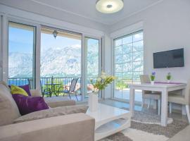 APARTMENT SOPHIA. Sea-view luxe apartment with terrace and pool!, hotell sihtkohas Prčanj