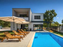 Modern villa Eva with pool and 2 bedrooms in Tar, hotel a Tar