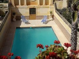 Palma Residence with Communal Pool, hotel di Sannat
