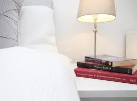 Modern Guesthouse, Fast Wi-Fi, Street Free Parking, Central, Fully Equipped