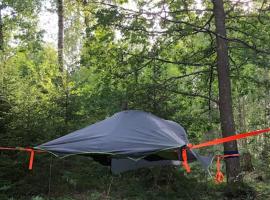 Tree-tent overlooking lake in private woodland, semesterhus i Agunnaryd
