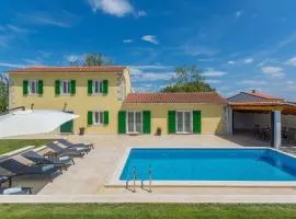 Family villa Corticum Otium with pool in Tinjan