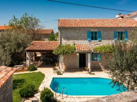 Rustic villa Janko with pool in Sveti Lovrec, хотел в Vošteni