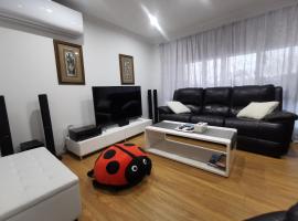 Entire House with 4 bedrooms Fully Air Conditioned, üdülőház Perthben