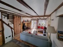 Cosy Cotswolds cottage with strong WiFi and self check in service