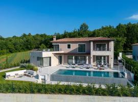 Villa Faloniga with pool and view in Vizinada, vacation home in Vranje Selo