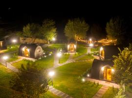 Glamp In Style Pods Resort, villa en Bran