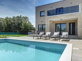Modern villa Omnia with pool and grill in Pula, hytte i Loborika