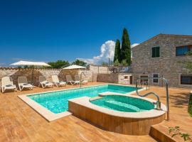 Rustic villa Perci with pool and grill in Porec, viešbutis mieste Frata